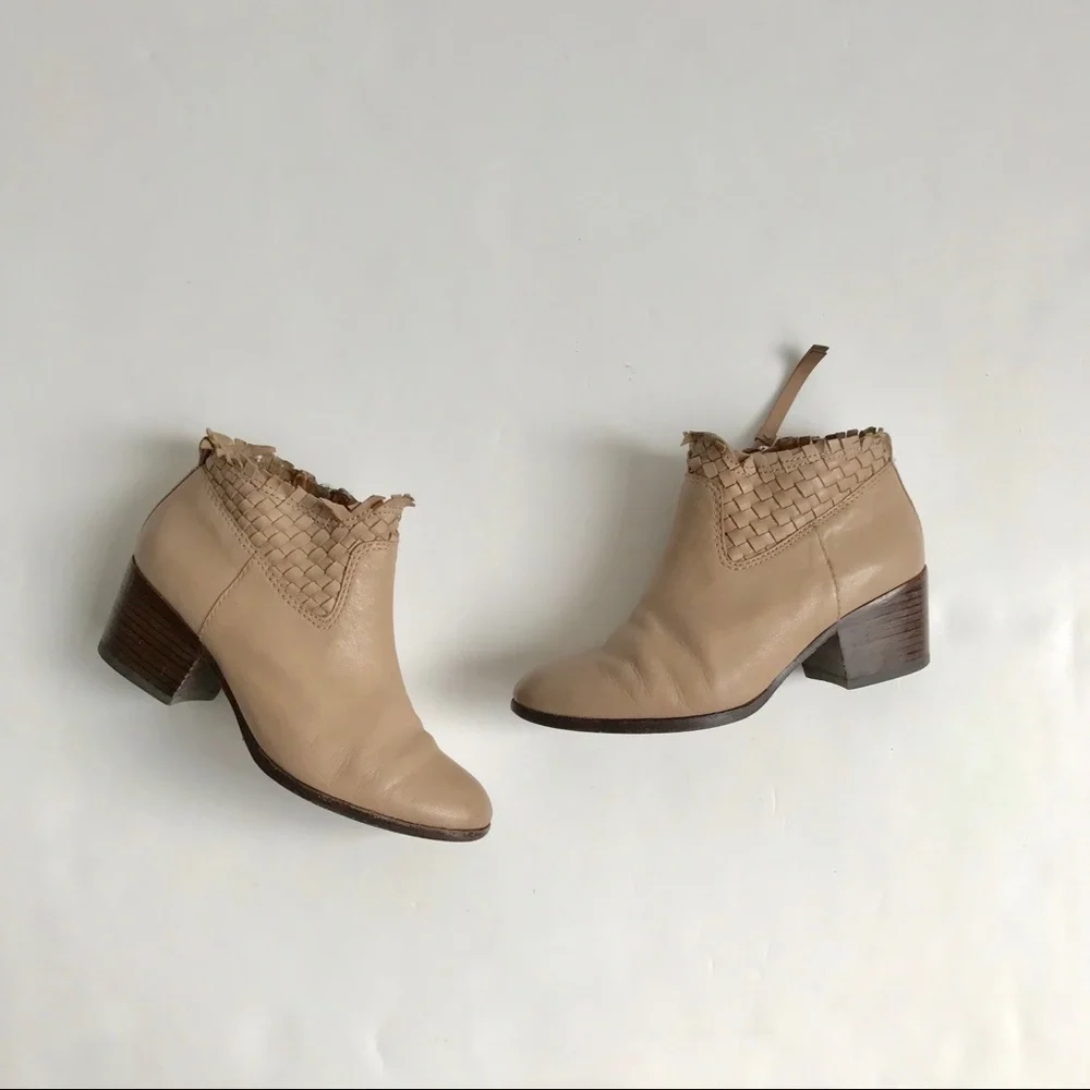 Coach EUC Beige Leather Woven Ankle Boots Size 5